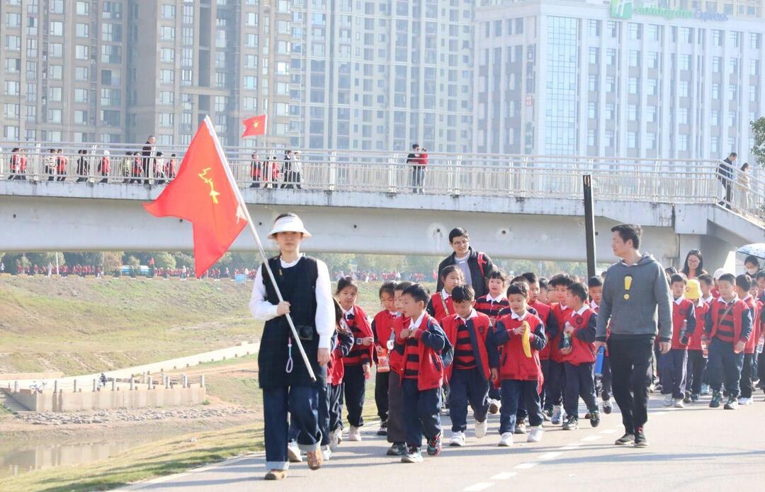 家校社携手共促成长：博才中海小学开展春日徒步实践课