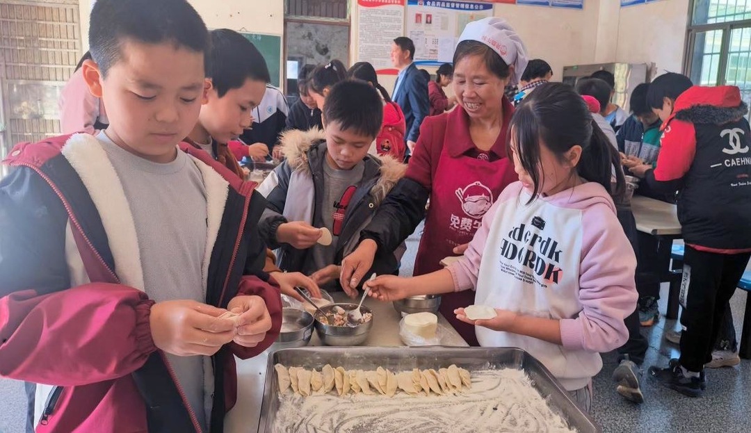 衡南县花桥龙皮小学：劳动课“饺”响欢乐，高年级学生“动”出精彩