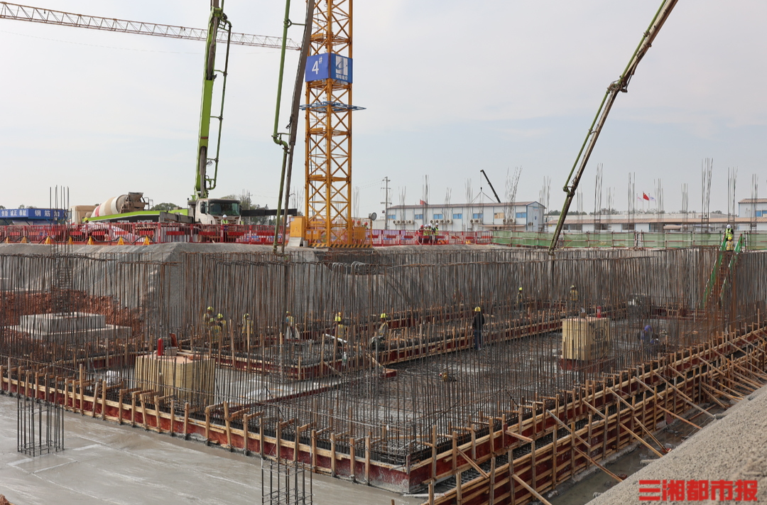 围挡后面丨黄花机场T3航站楼“职工大院”进入地下室主体结构施工