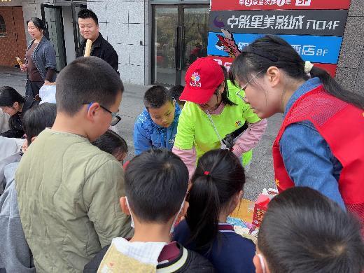 爱满雷家冲，多彩活动践行雷锋精神