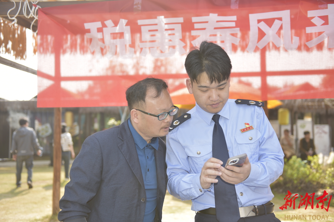 税惠春风进桃花谷！湘潭县税务税惠宣传进景区