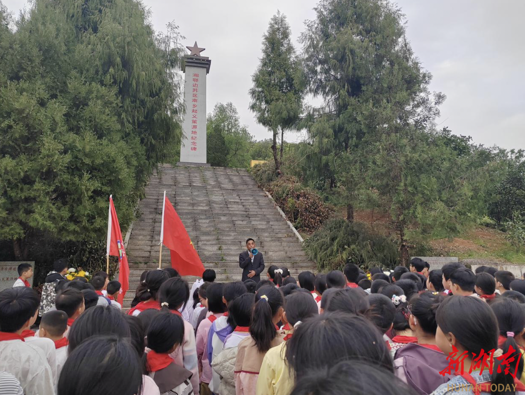 石门300名少先队员参加祭扫 徒步12公里追思革命先烈