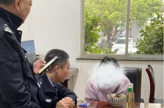 26℃｜连闯三红灯，民警成功拉回落水女子