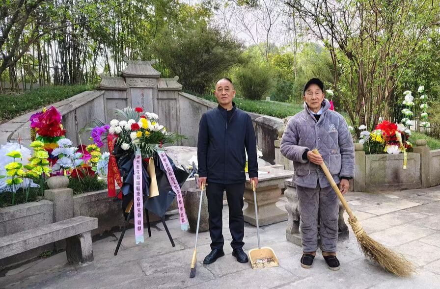 清明时节｜79岁老人每日清扫左宗棠墓，一家五代守墓139年