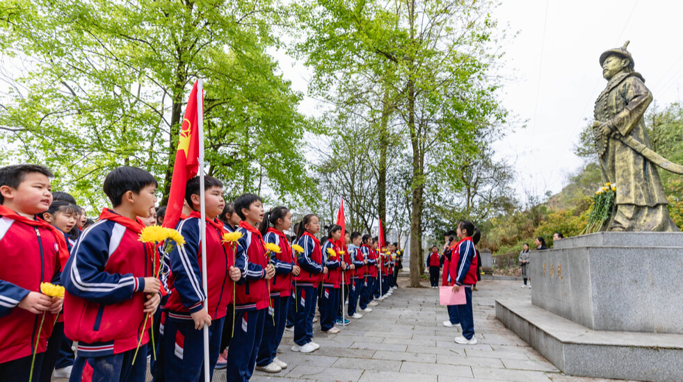 组图 | 清明祭英烈 厚植爱国情