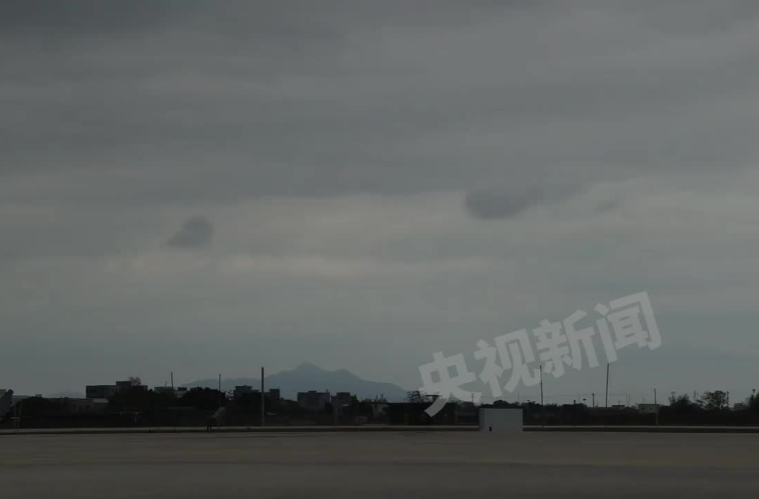 东部战区空军多批次歼轰机模拟打击台岛高价值军事目标