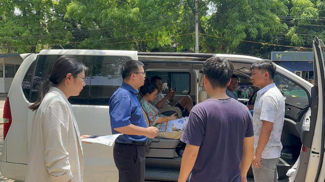 我驻缅甸使馆探望在地震中受伤的中国公民