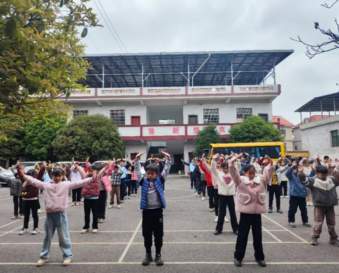 衡南县江口联合学校泉边小学开展课间“趣”运动