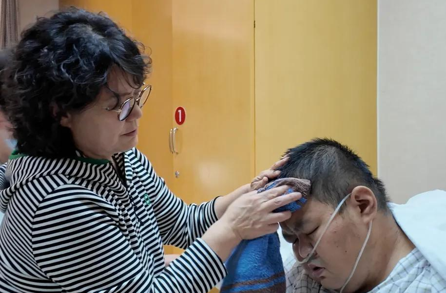 “中国第一胖”躺货车进京就医，减重300多斤！
