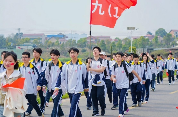 婁底三中附屬實驗學(xué)校開展遠足活動