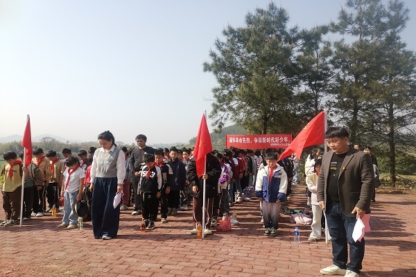 嘉禾县田心中心学校开展清明祭扫活动