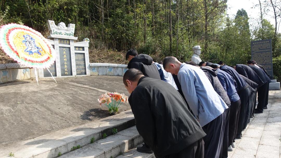 双峰县花门镇举行清明祭奠活动：赓续红色血脉 传承英烈精神