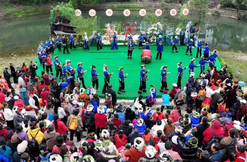 吉首：清明河畔歌飞扬，非遗传承寄哀思
