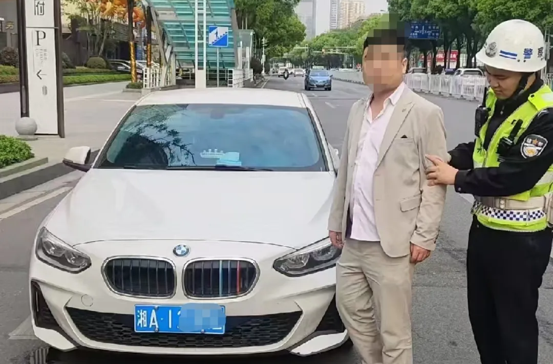 “记得叫了代驾”，长沙宝马车主在酒吧通宵聚会后大白天竟停路中间睡觉，交警：醉驾！