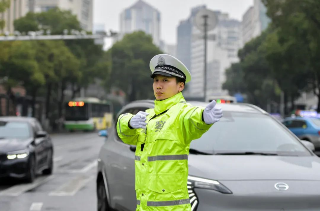 长沙解放西，这位90后中队长很受欢迎！