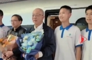 丘成桐来长沙 中学生上演“追星”现场