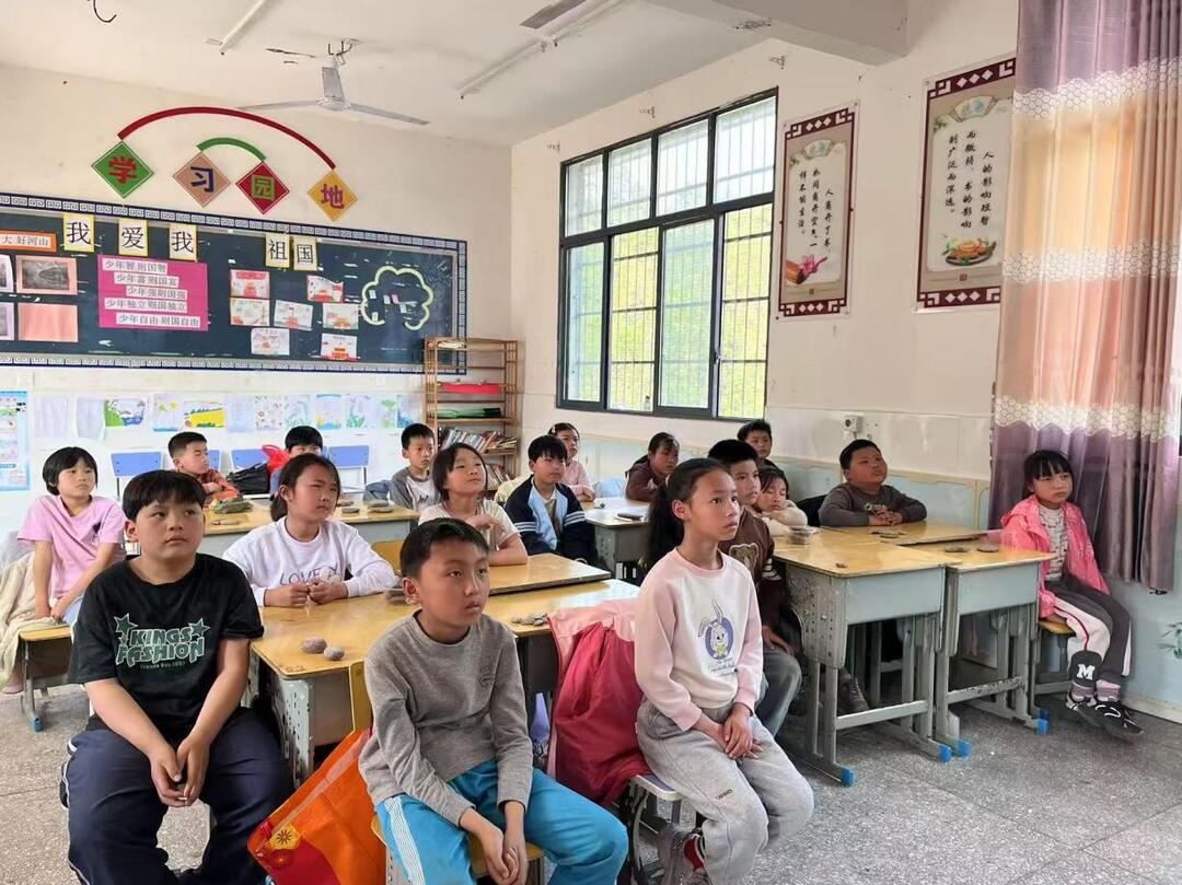 湖南师范大学“生活化科普”带领古丈娃娃认识岩石