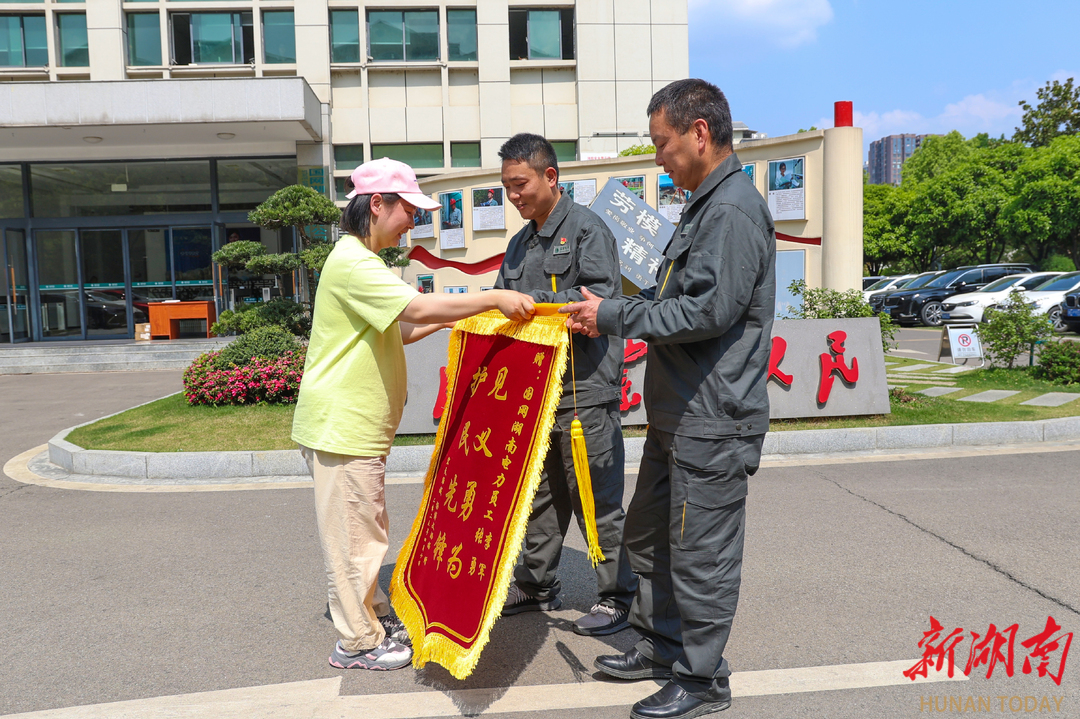 “90后”青年党员和搭档徒手破窗救出被困母女，获“护民先锋”锦旗——生命线上的“光明守护者”