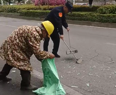 暖心！张家界公交司机与乘客联手清扫马路“隐患” 温情一幕引市民点赞