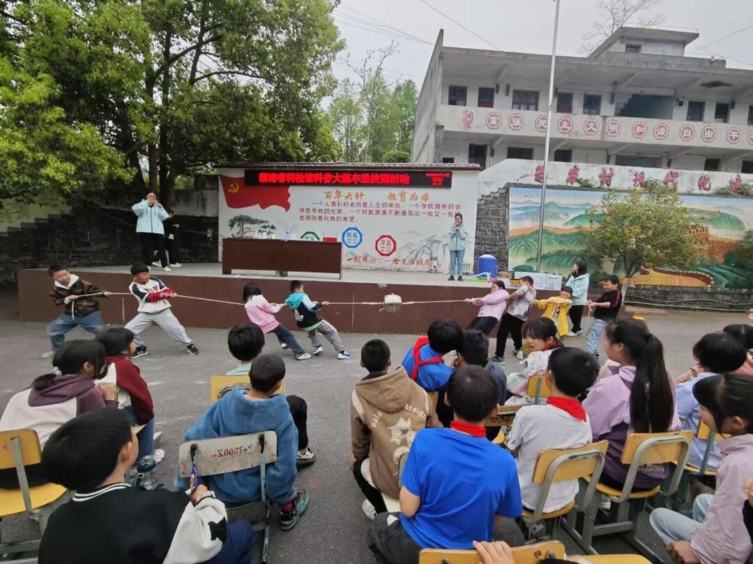 湖南省科技馆科普大篷车走进凤凰乡村校园