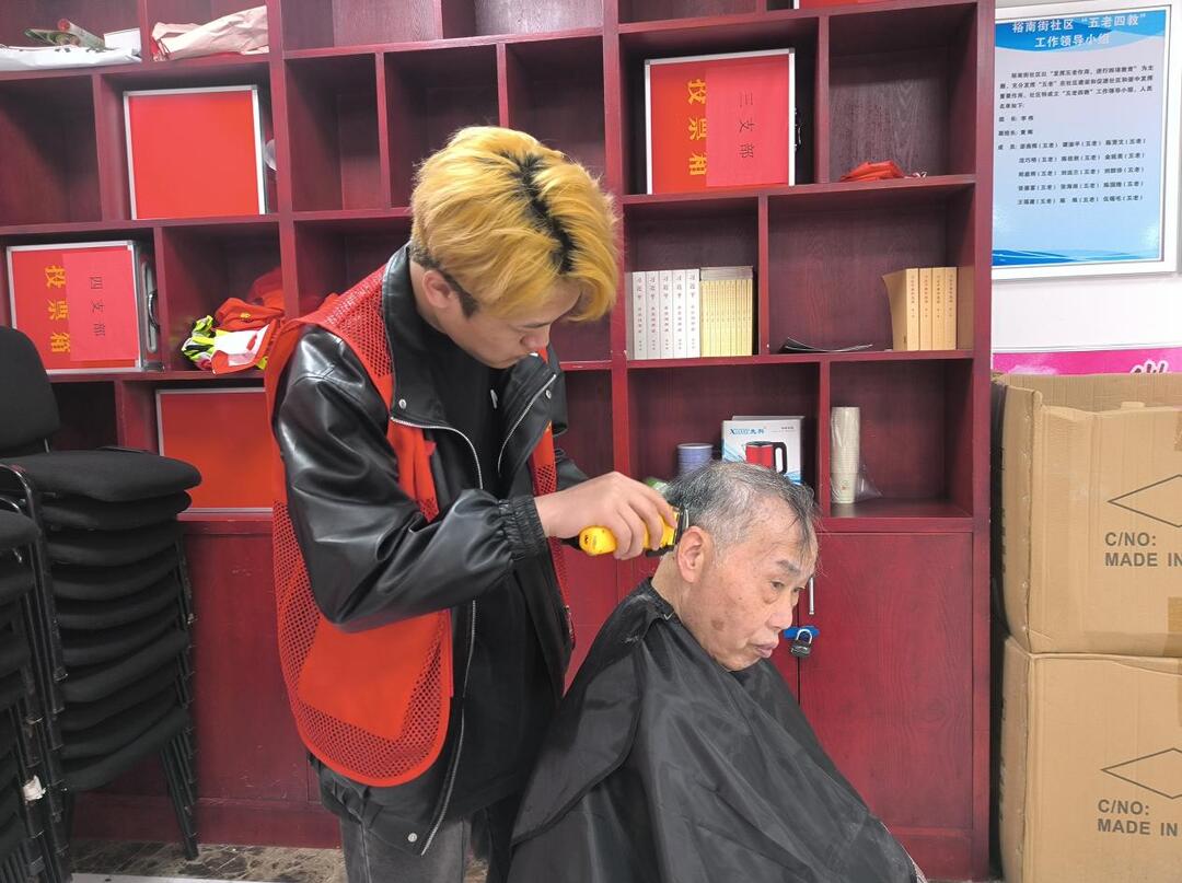 裕南街社区“德裕之南”党员志愿者在线便民服务零距离