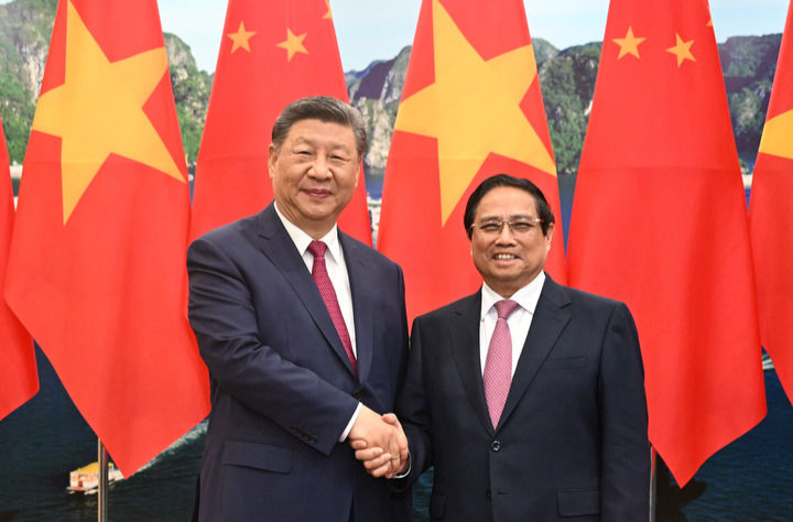 习近平会见越南总理范明政