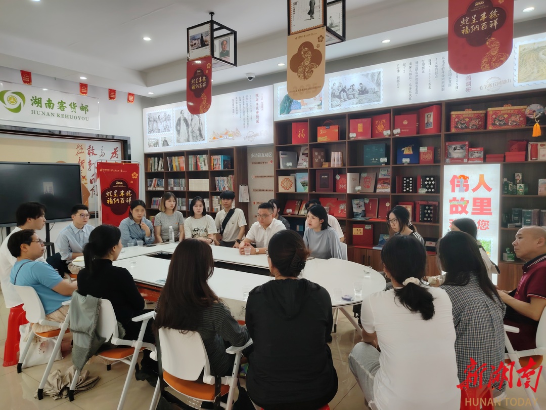 湘潭大学文创设计在韶山主题邮局“落地开花”