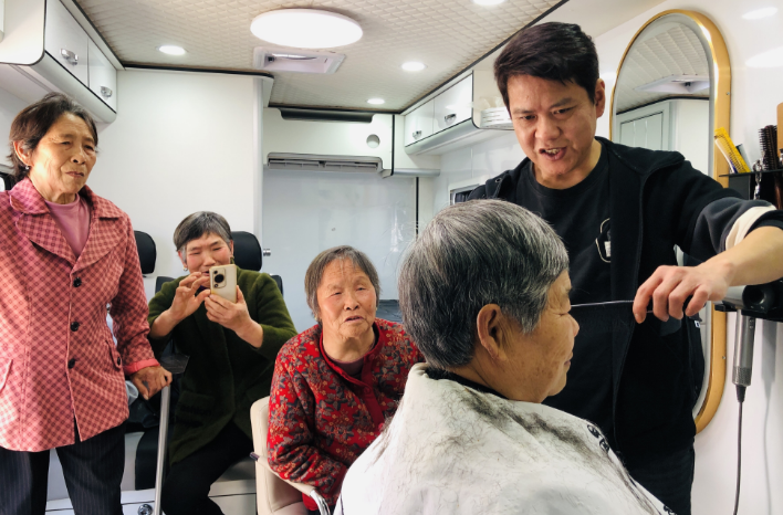 双语湖南|为了给农村老人免费理发 他买了辆房车
