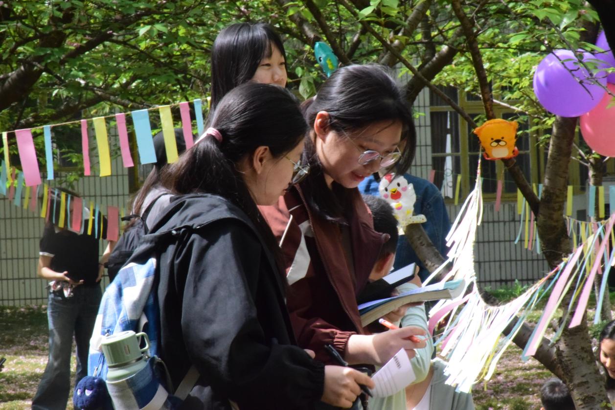 吉首大学数学与统计学院举办第八届数学文化节樱花游园会