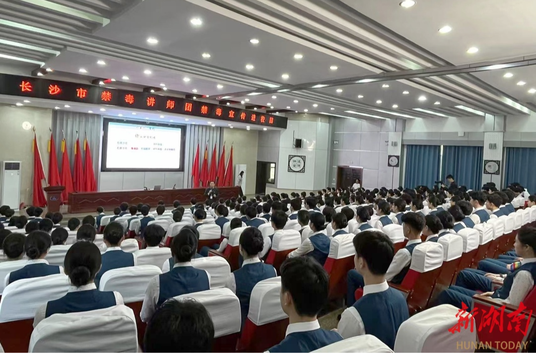这场准“空姐空少”参与的禁毒活动，吸引了上万人观看！