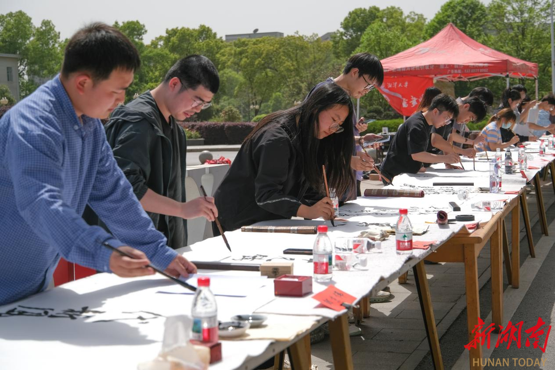 弘扬雷锋精神 湘潭大学举办百米长卷现场书法创作活动