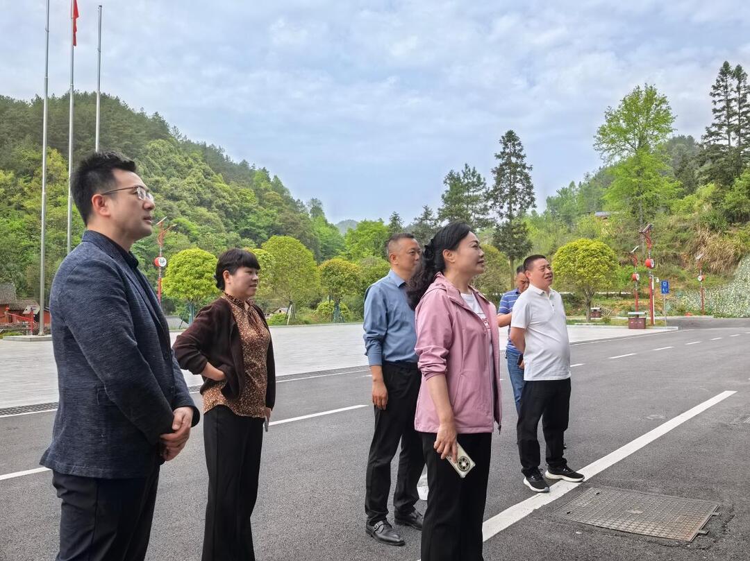 邓建英到十八洞党校调研