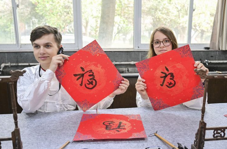 French Students Experience Tai Chi and Calligraphy in Changsha