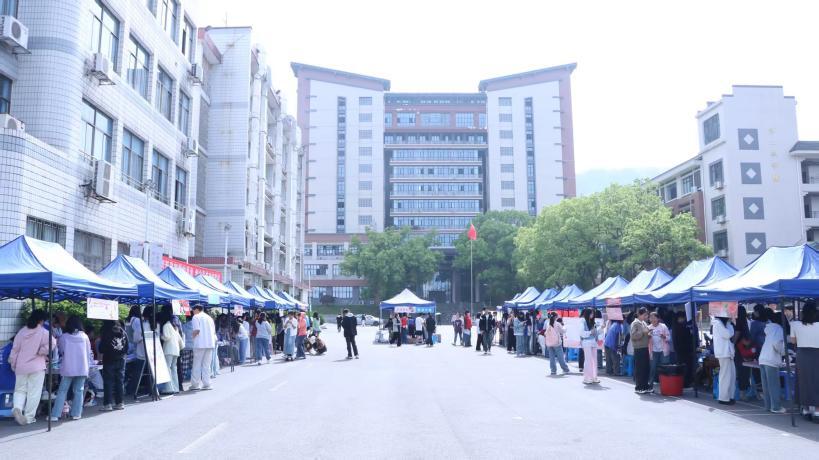 吉首大学举办首届“雷锋行动·益暖校园”志愿集市活动