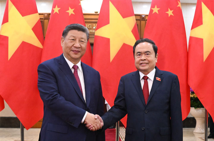 习近平会见越南国会主席陈青敏