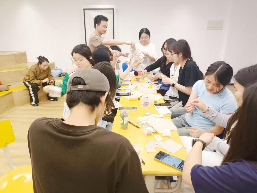 长沙民政职院软件学院“向阳而生”成长辅导室开展“谷中觅·芬囊采意”香囊制作活动