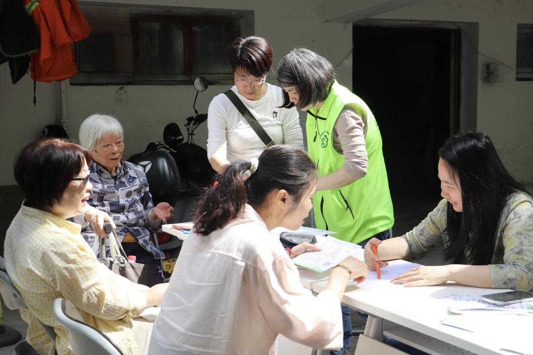 义诊护安康 寿面暖耆心