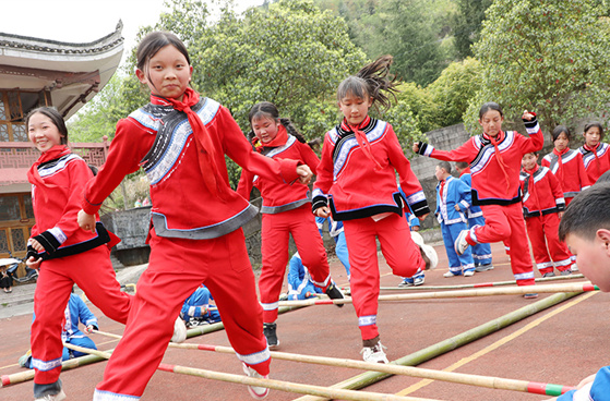 Students Engage in Colorful Activities During Class Breaks