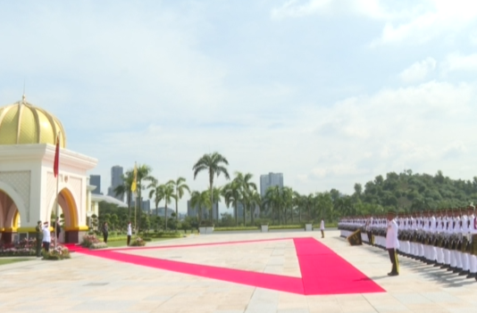 视频丨习近平抵达马来西亚国家王宫广场出席欢迎仪式