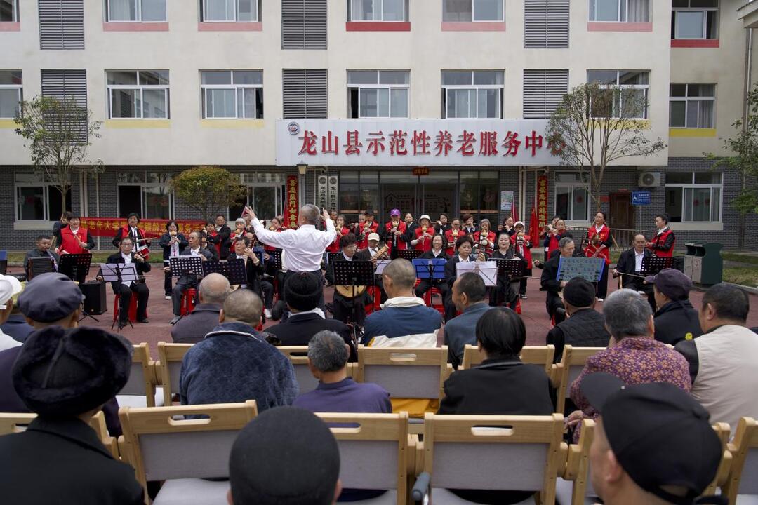 龍山縣老年大學器樂班到養(yǎng)老院送溫暖