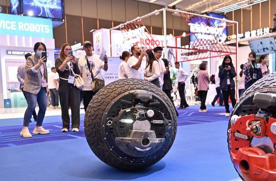 Smart service robots in spotlight at Canton Fair