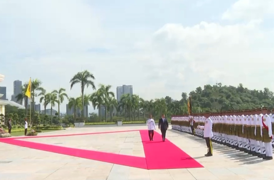 视频丨习近平检阅马来西亚仪仗队