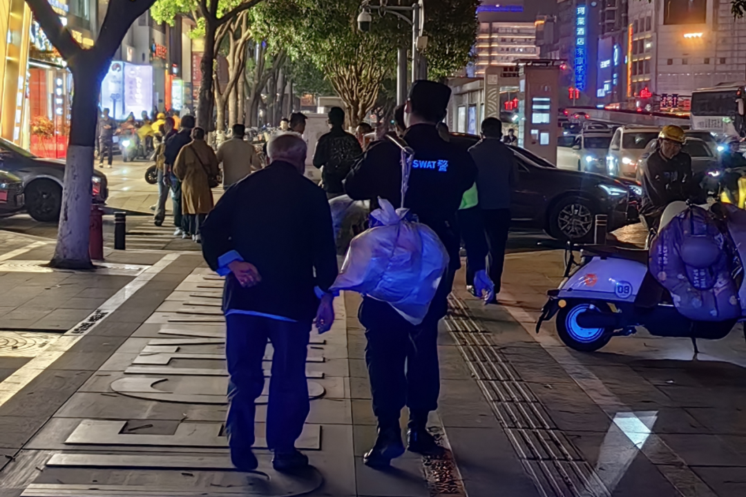 一根扁擔架起警民“連心橋”