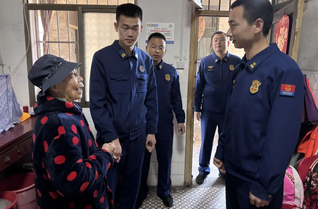 从烈焰冲锋到爱心助民 他们用真情织就安全网