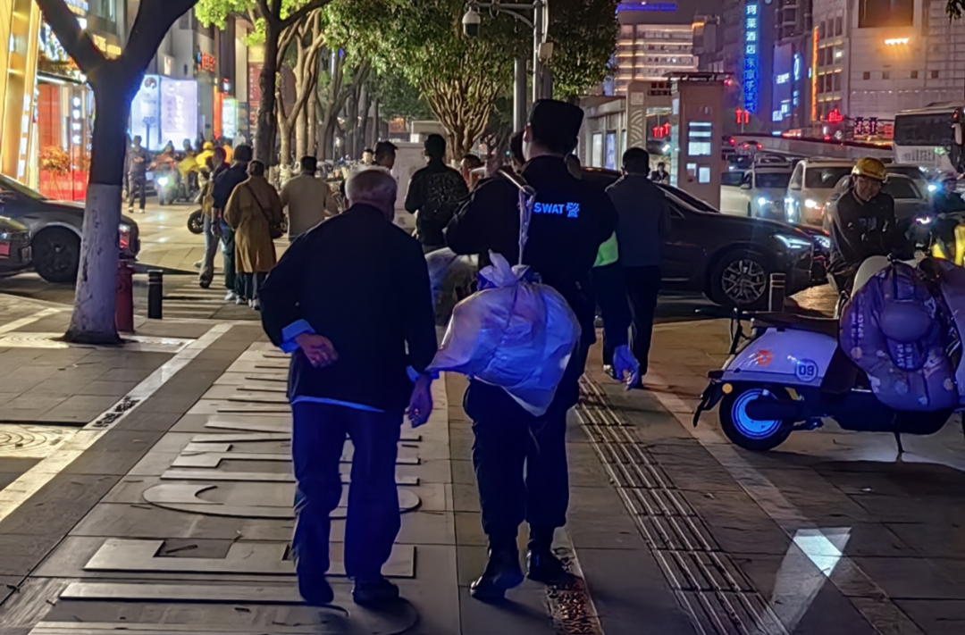 一根扁担架起警民“连心桥”