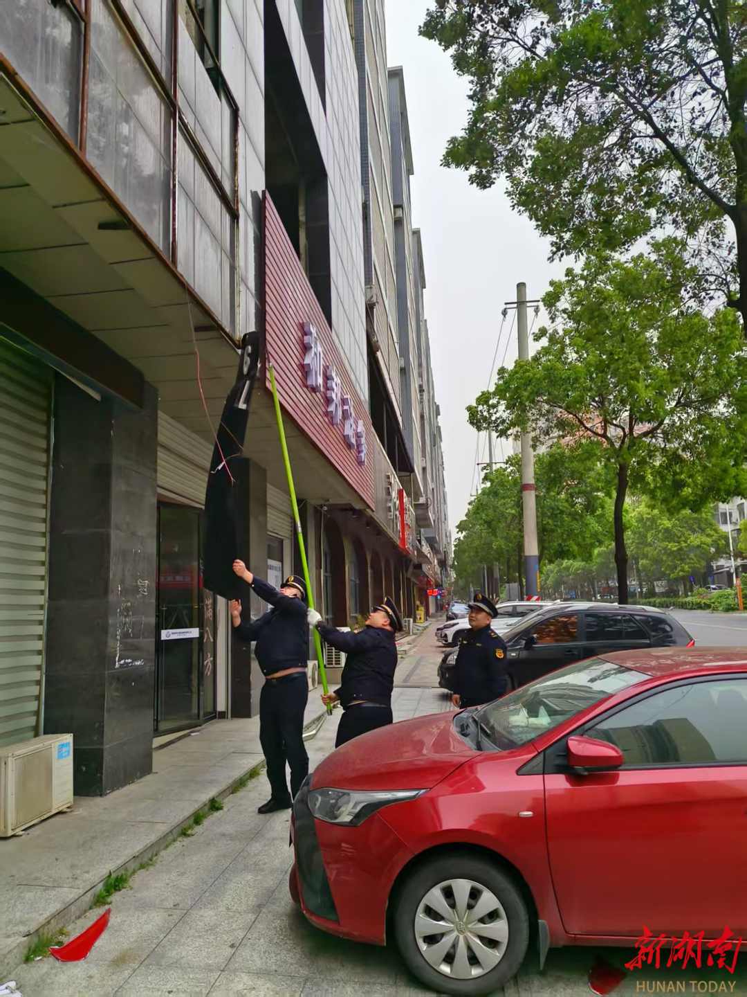 娄底市城管执法支队推进户外广告综合治理