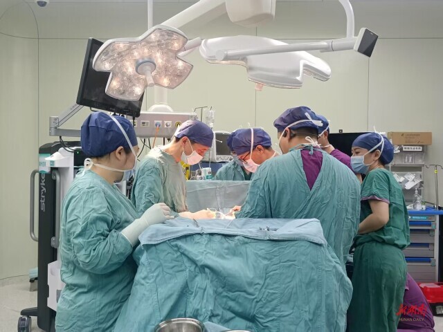碳纤维人工肋骨完成全球首例临床试验