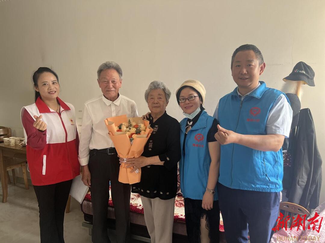 以大愛(ài)詮釋生命  天心區(qū)白發(fā)伉儷攜手簽署遺體捐獻(xiàn)志愿書