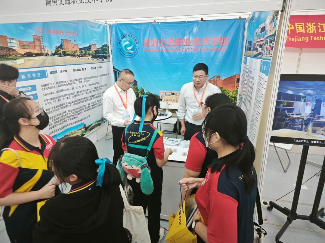 湖南交通职院代表团参加2025年独大·马中职业教育展