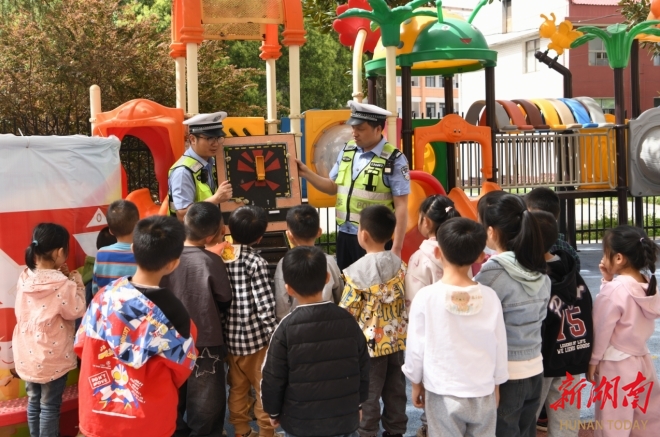 娄底公安交警积极开展送“法”宣传活动